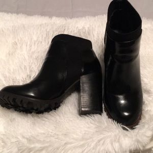 Cute chunky heeled Steve Madden boots.  Size 5.5